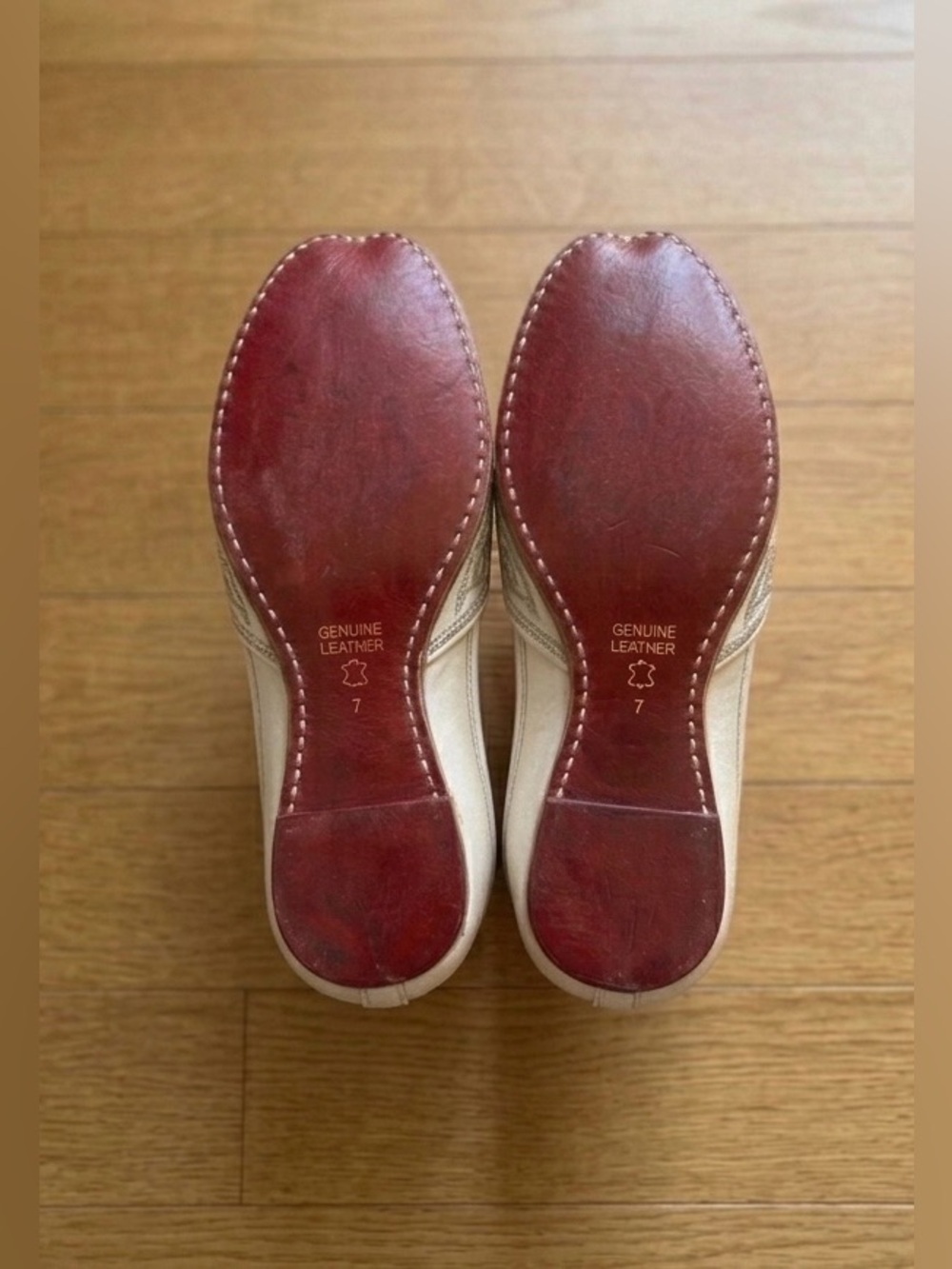 Hand-Embroidered Cream & Gold Leather shoes Juttis / Mojris - Picture 2 of 2